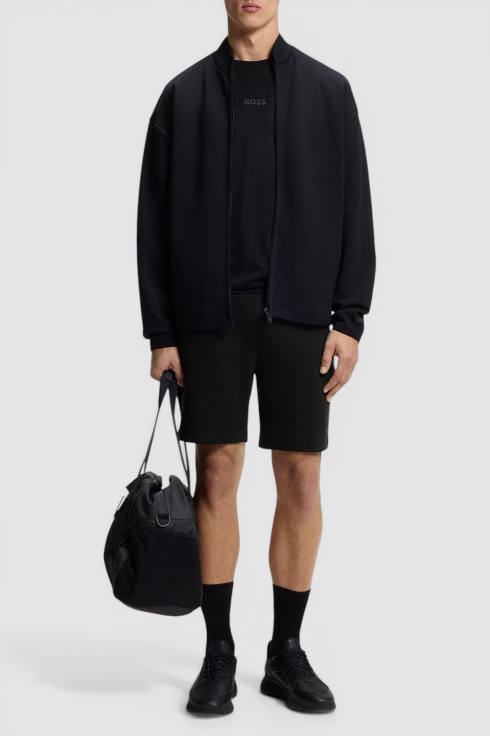 תמונת כל הלוק של מכנסי ג'וגר קצרים